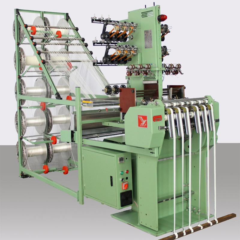 Yarn feeding textile machine